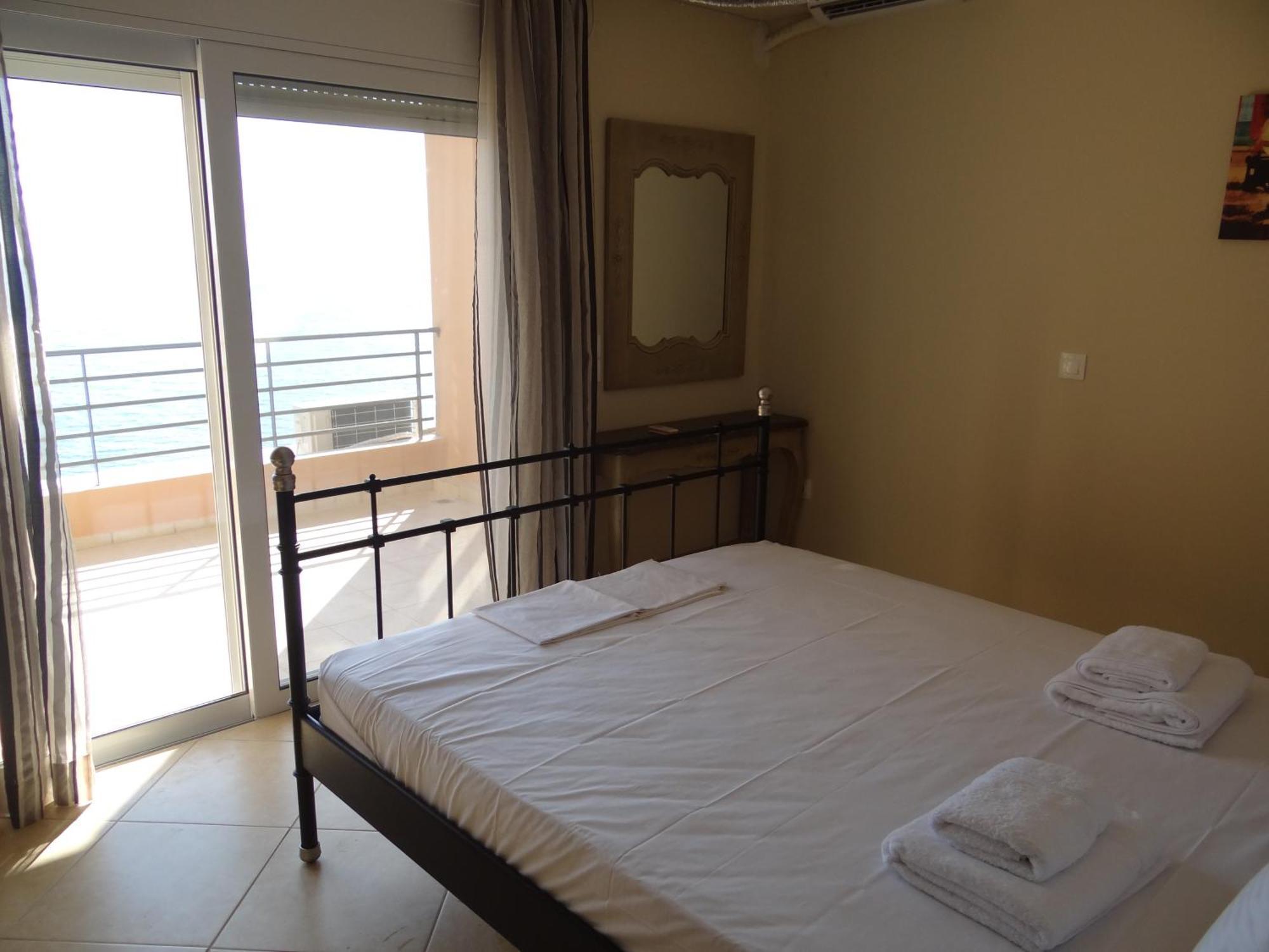 Aperanto House Paralia Loutsas Δωμάτιο φωτογραφία