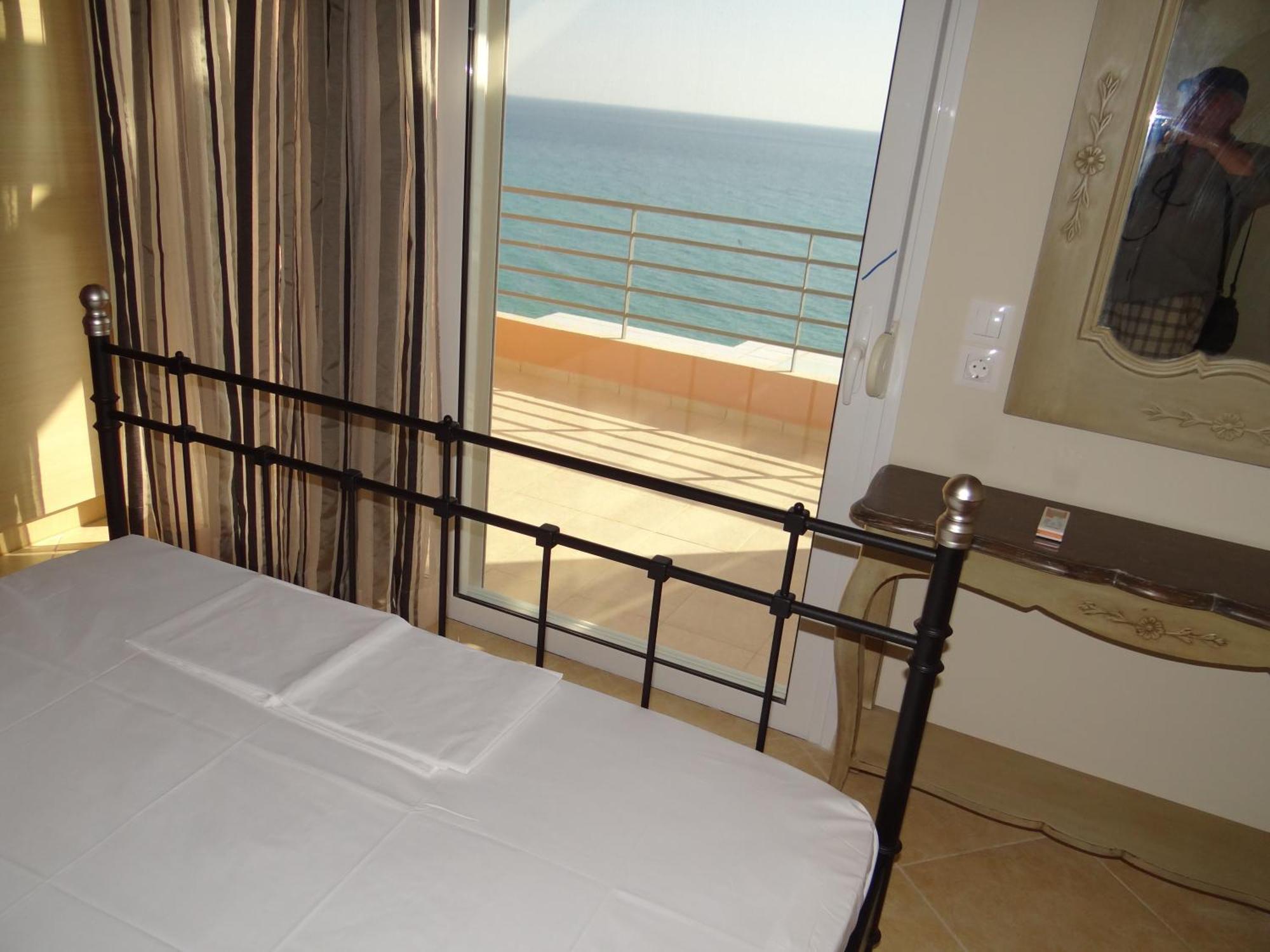 Aperanto House Paralia Loutsas Δωμάτιο φωτογραφία